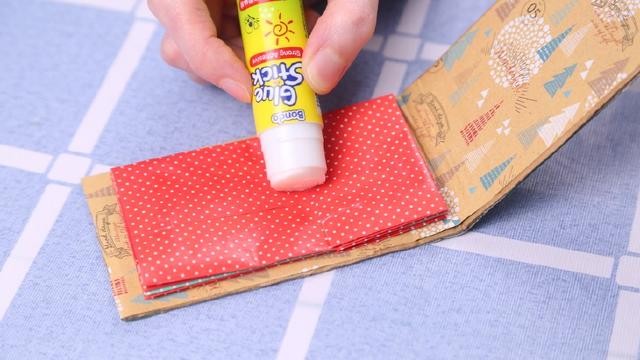 會員卡太多沒地方放，幾張彩紙教你制作實用卡包